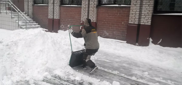 уборка снега вручную